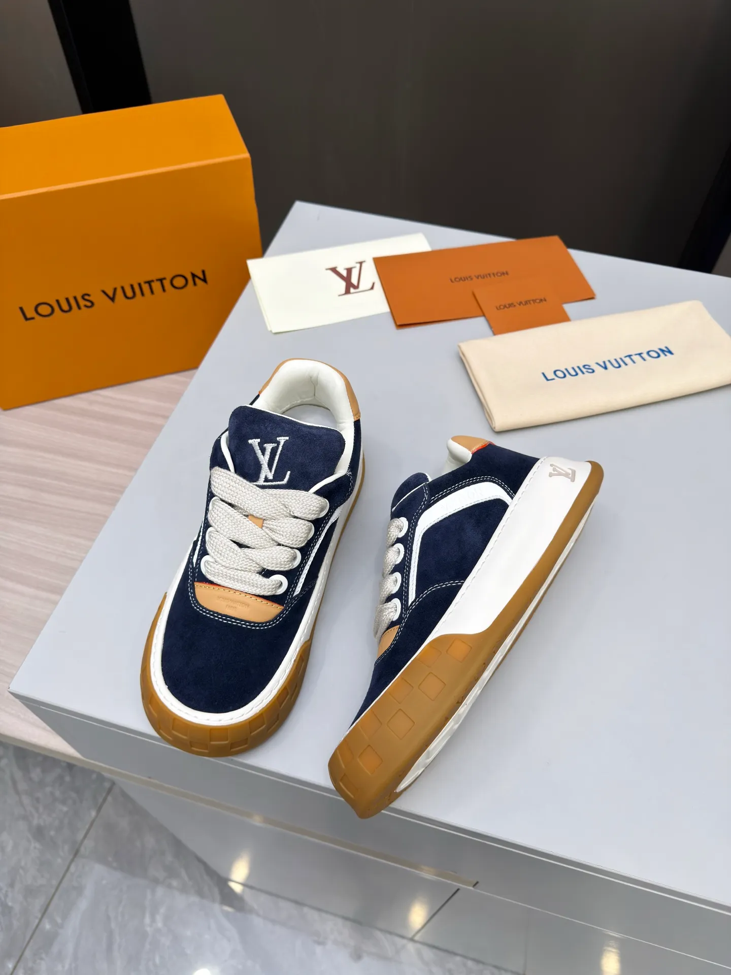 Men's men's shoes P640! Top version LV-Louis Vuitton-classic catwalk new style, empty glue process·original 1:1 development and reproduction! ! The upper foot is very comfortable. It is made of luxurious materials and fine workmanship. The midsole is printed with English letters "Made in Europe". The upper is made of calfskin imported from Italy. The side is decorated with the brand's LOGO and signature. The latest latex foot pads and mesh lining make the foot feel super comfortable. The original two-color TPU combination outsole is specially provided by the original factory. Bag technology Goodyear stitched edges Fabric: Exclusive custom first-layer cowhide Accessories: Exclusive private model Vuitton logo, lining: Customized silk mesh lining - first-layer silk cowhide lining Outsole: TPU combination outsole wear-resistant, non-slip and anti-yellowing Foot pads: new latex pads-mesh sweat-absorbent Counter technology: fully computerized sewing machine wire drawing Toe box back cover Hot and cold shaping Full set of pull-top last with medium and low logo pattern Code number 39-45